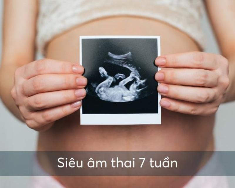 Hình ảnh người mẹ mang thai mong chờ buổi siêu âm tim thai